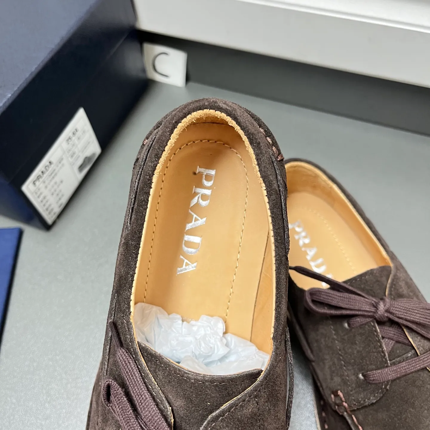 💰840 Prada men's new lace-up leather loafers. Made of flocked two-layer cow leather, these shoes combine classic design with handmade details, blending sophistication with casual comfort. Designed in a lace-up style, with open-stitched seams on the skirt, 1.5cm white rubber soles with leather welts, dyed calfskin lining, and silver-labeled cowhide feet, the style is simple and elegant. C leather shoe size: 39/40/41/42/43/44 coffee color original box packaging + dust bag